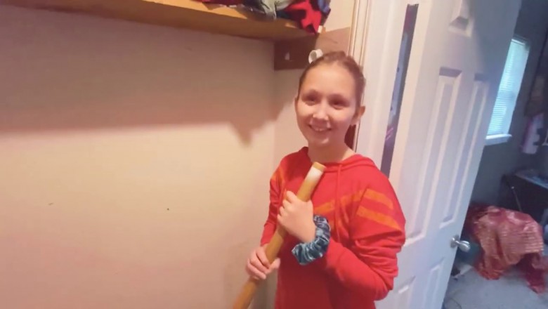 Tatuś nie mógł wytrzymać jak zobaczył co córka wyczynia w garderobie