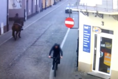 Jazda na koniu przez Kielce pod wpływem - nagranie z monitoringu
