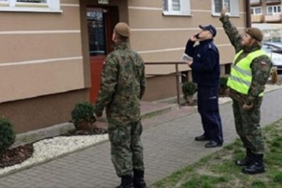 Udawał kobietę na kwarantannie. Próbował oszukać policjantów podczas kontroli 