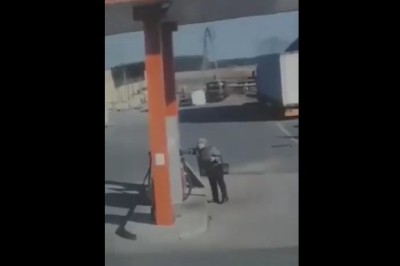 Babcia kradnie rękawiczki ze stacji benzynowej - nagranie z monitoringu