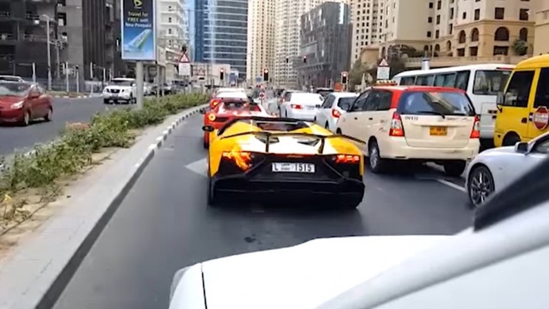 Lamborghini Aventador za 1,5 mln zł idzie z dymem na środku ulicy