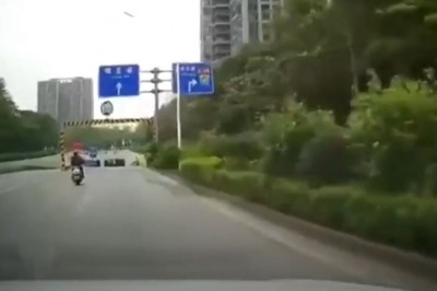 Matka roku z dzieckiem w wózku idzie przez tunel