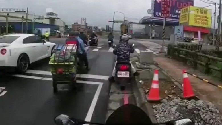 Motocyklista chciał się ścigać z Nissanem GT-R, ale mocno przesadził