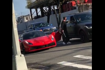 Wrzucili mu maseczkę do auta. Gość wyskoczył z kijem do baseballa 