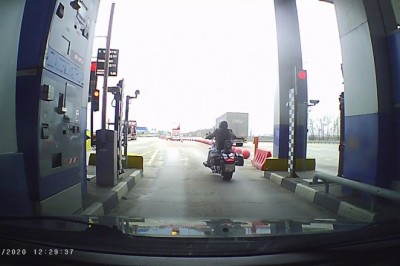 Cwaniak na motocyklu i jego darmowy przejazd przez bramki