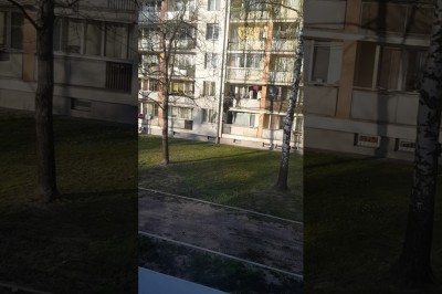 Małolaty i ich ucieczka przed policją przez balkon