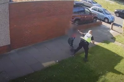 Leżący 15-latek kontra policjant. Nie wiedział, że jest kamera 