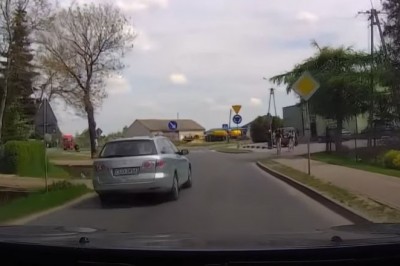 Popis jazdy Mazdą zakończony na płocie. Chciał wejść bokiem 