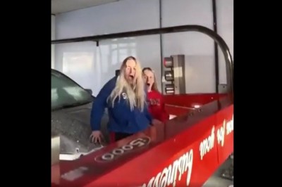 Dwie dziewczyny w myjni automatycznej. To chyba był jakiś zakład 