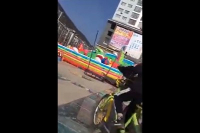 Wiatr porwał dmuchany zamek razem z dziećmi