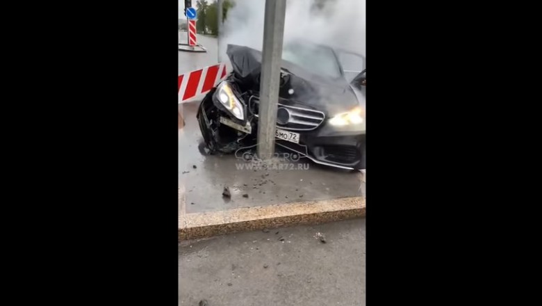 Nagrali kasowanie Mercedesa. Czyli od lewej do prawej na skrzyżowaniu