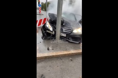 Nagrali kasowanie Mercedesa. Czyli od lewej do prawej na skrzyżowaniu 