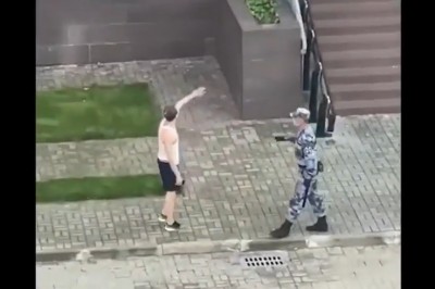 Jeden gość kontra sześciu policjantów. Zabawa w berka na osiedlu