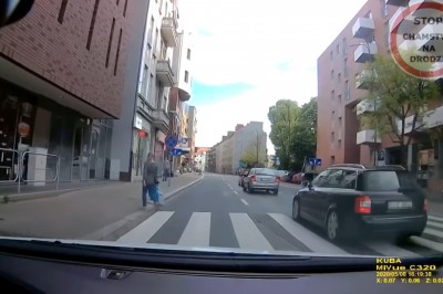 Mistrz prostej w Audi skasował auto i wjechał w pieszego. Nagranie w Gliwic 