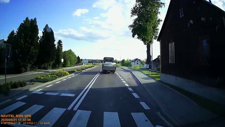 Wjechał osobówką prosto pod TIRa. Nagranie z Adamówki