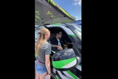 Blondyna mało nie odleciała. Właściciel auta konkretnie ją zaskoczył