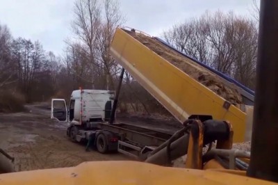 Trzasnął drzwiami i położył całego TIRa na bok. Pechowy pracownik