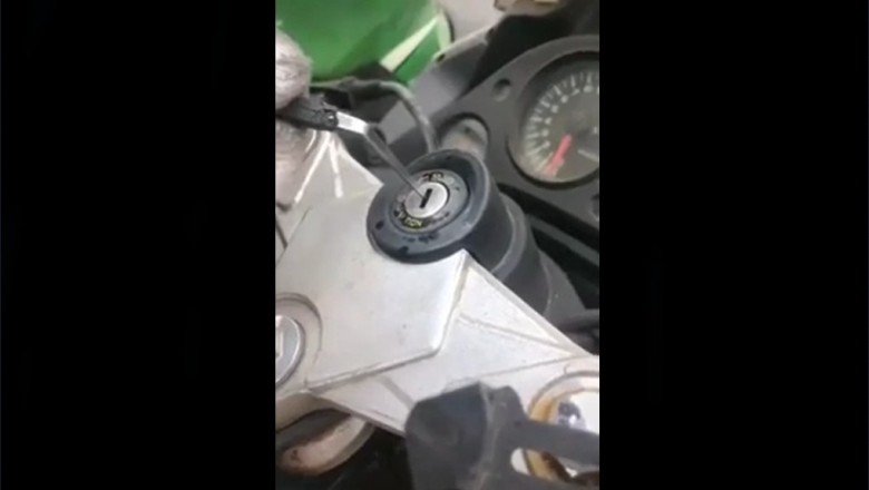 Dorabianie klucza bez klucza do motocykla. Ten gość to potrafi
