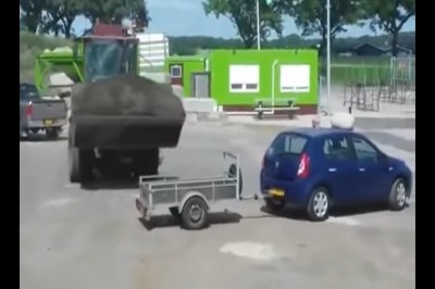 Kiedy Janusz przesadzi i chce załadować ziemie na przyczepkę 