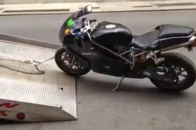 Powinien zapłacić za to z własnej kieszeni. Filmik dla ludzi o mocnych nerwach