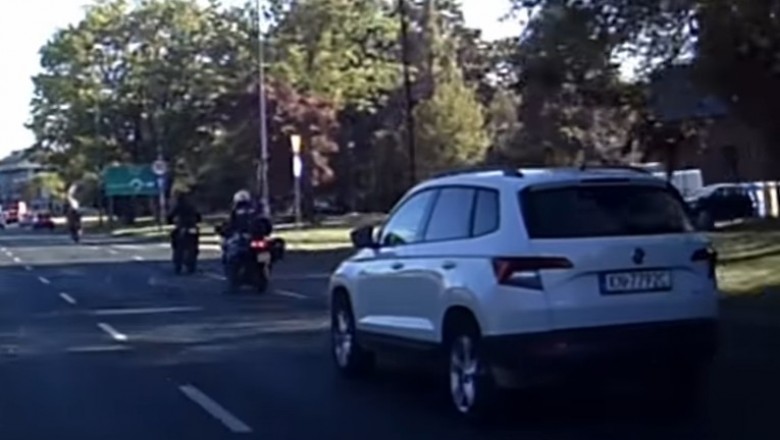 Policjant na motocyklu i nieudane zatrzymanie. Chyba się zagapił