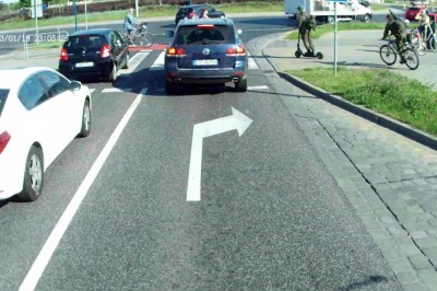 Wjechał hulajnogą wprost pod samochód. Czyja wina?