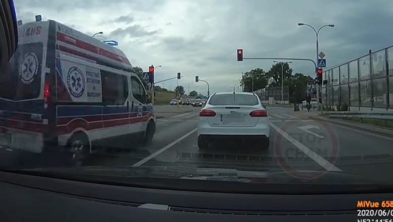 14-latka potrącona przez karetkę na pasach. Nagranie z wideorejestratora