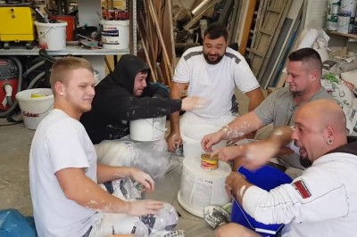 Kiszony śledź na przekąskę podczas przerwy budowlańców