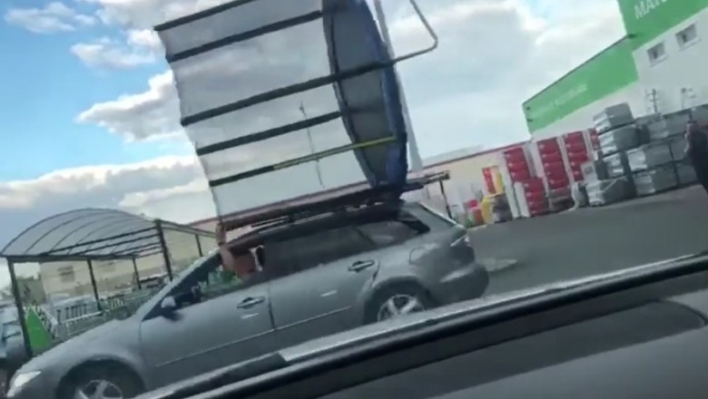 Z trampoliną na dachu. Janusz transportu daje popis pod sklepem