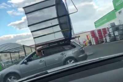 Z trampoliną na dachu. Janusz transportu daje popis pod sklepem 
