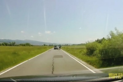 Agresywny kierowca kontra dwoje rowerzystów 