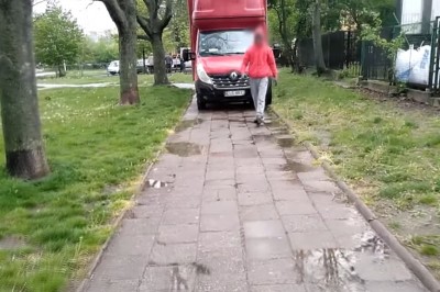 „Zaraz przejadę to sobie pójdziesz”. Gościa z busa konkretnie poniosło