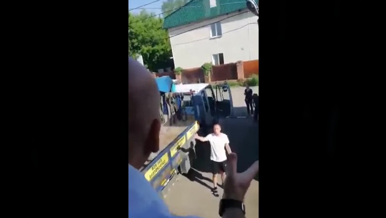 Idealne wyhamowanie pociągu przed autem stojącym na przejeździe