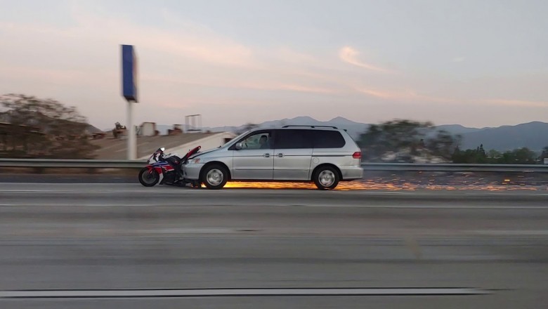 Zawinął motocykl i pojechał dalej. Kierowca, któremu nic nie przeszkadza