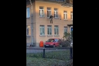 Facet z kaloryferem ucieka policji z komisariatu. Weź to ogarnij