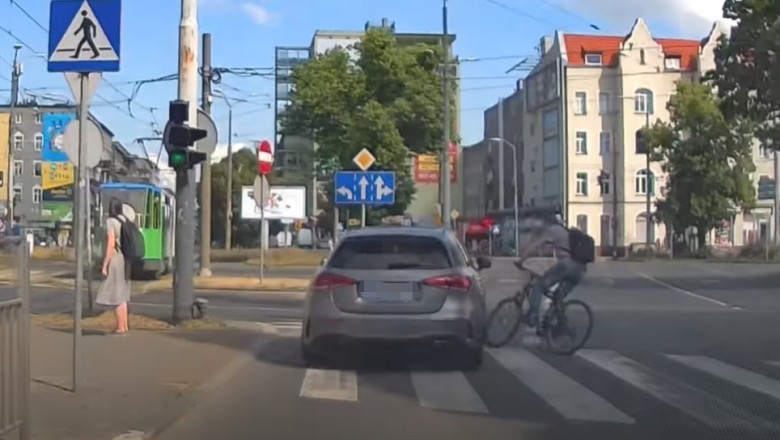 Rowerzysta w pada na Mercedesa i ucieka. Nagranie ze Szczecina