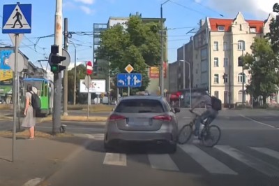 Rowerzysta w pada na Mercedesa i ucieka. Nagranie ze Szczecina 