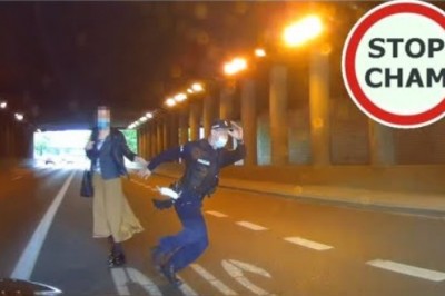 Policjant zatrzymuje auta pod wiaduktem. Skończyło się kolizją