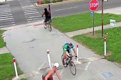 Poczuł się niezniszczalny. Gość na rowerze kontra auta na pasach