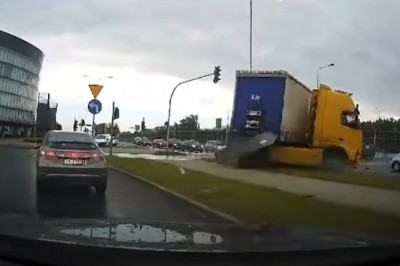 „I byłoby po nas”. Wypadek TIRa na skrzyżowaniu w Kielcach 