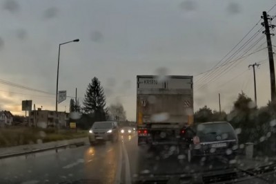 Kierowca wjeżdża w ciężarówkę, a ta jedzie dalej z oplem wbitym w tył pojazdu