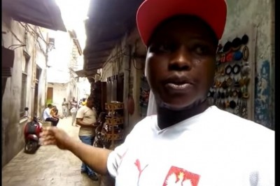 Lokalny przewodnik na Zanzibarze opowiada po polsku o swoim mieście
