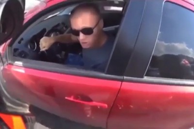 Kozak wystartował do motocyklisty, ale karma dopadła go szybciej niż się spodziewał