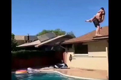 Kiedy zwykłe skakanie do basenu to za mało i postanowisz zrobić to razem z dziewczyną