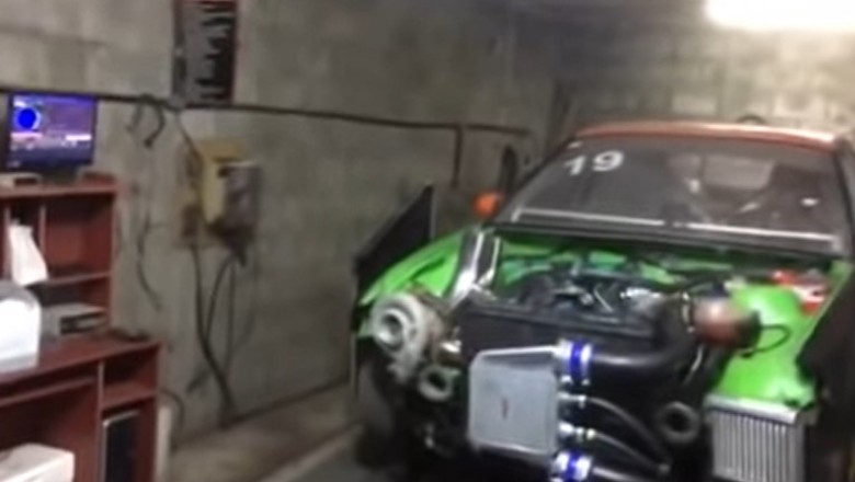 Turbosprężarka zasysa szmatkę podczas testu silnika