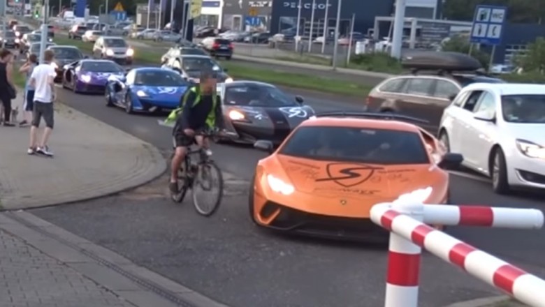 Rowerzysta po wpływem wjeżdża w Lamborghini w Katowicach