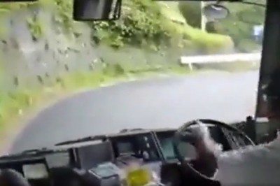 Ekstremalna jazda autobusem po górach. Pasażerowie krzyczeli