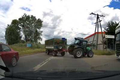 Drift traktorem z dwiema przyczepami. Ładnie go poniosło 