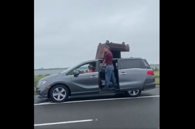 Mistrzowie transportu w akcji. Tak wieźli kanapę autem 