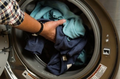 Oto 9 rzeczy, których lepiej nie wkładać do pralki. Wiele z nich na pewno pierzesz
